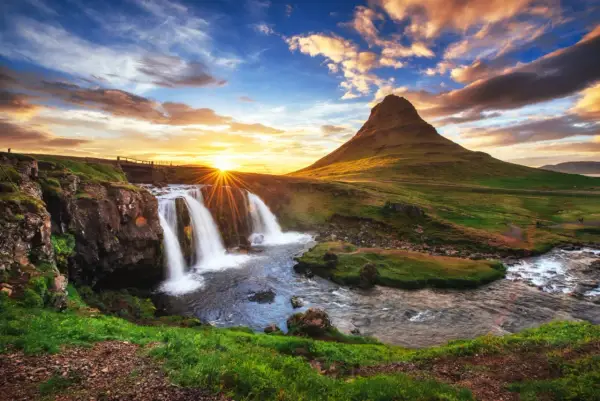 Cascata islandese al tramonto, un dialogo tra la natura e l'anima di un islandese in analisi.
