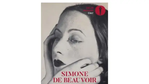 Ritratto intenso di Simone de Beauvoir, con le mani sul viso. La copertina del libro "Simone de Beauvoir" è un'icona di stile.