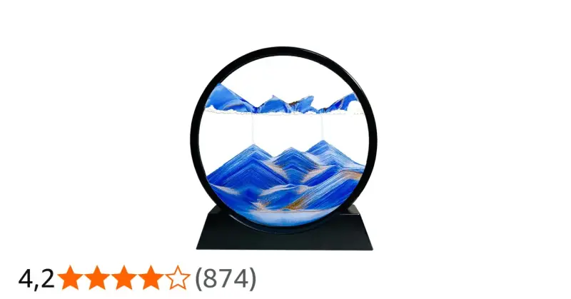 Un paesaggio di sabbia blu e oro cade lentamente, creando montagne effimere. Un'opera d'arte che cattura la sabbia del tempo.